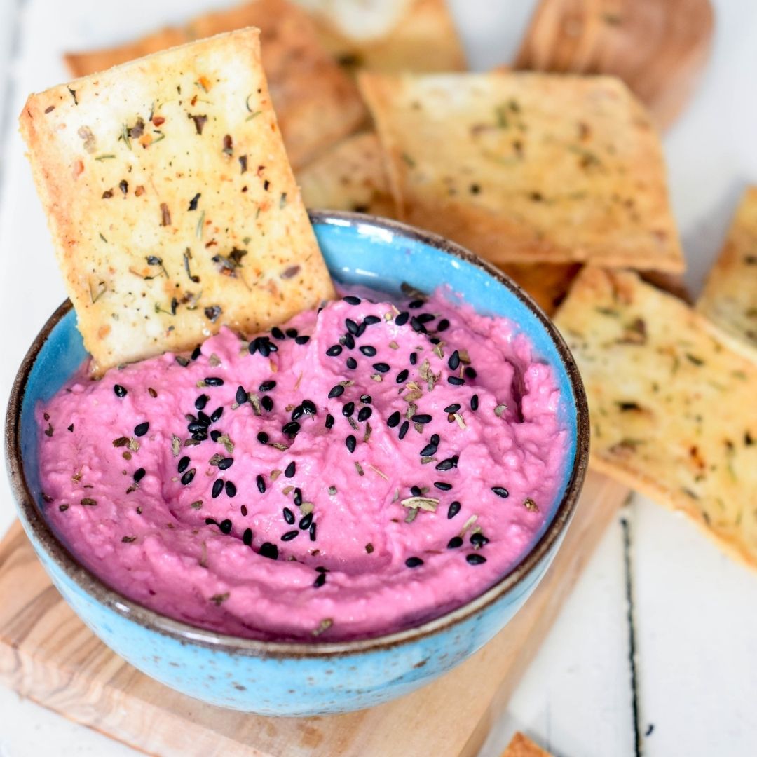 Crackers van Tortilla met Bietenhummus