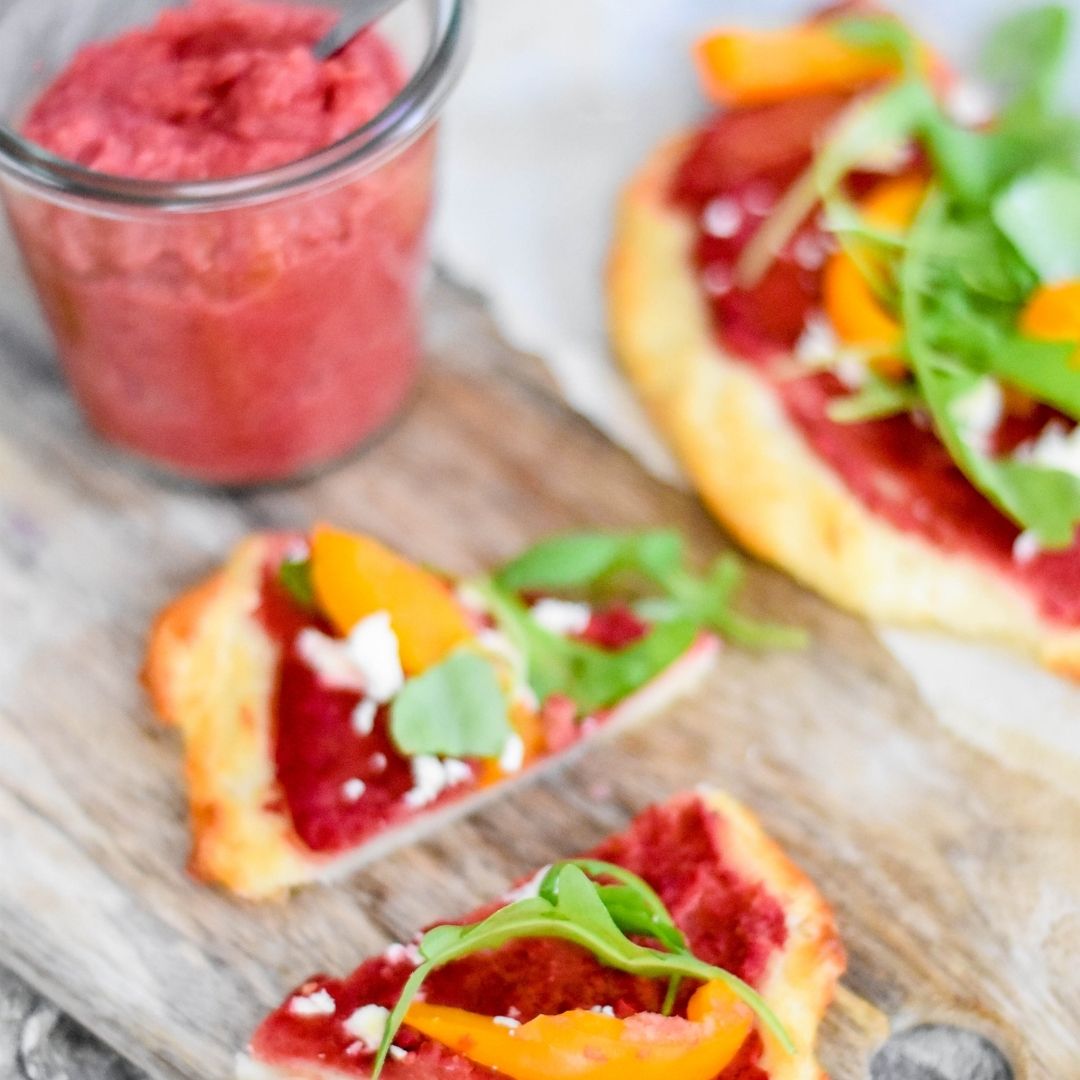 Kwarkpizza met Bietenhummus