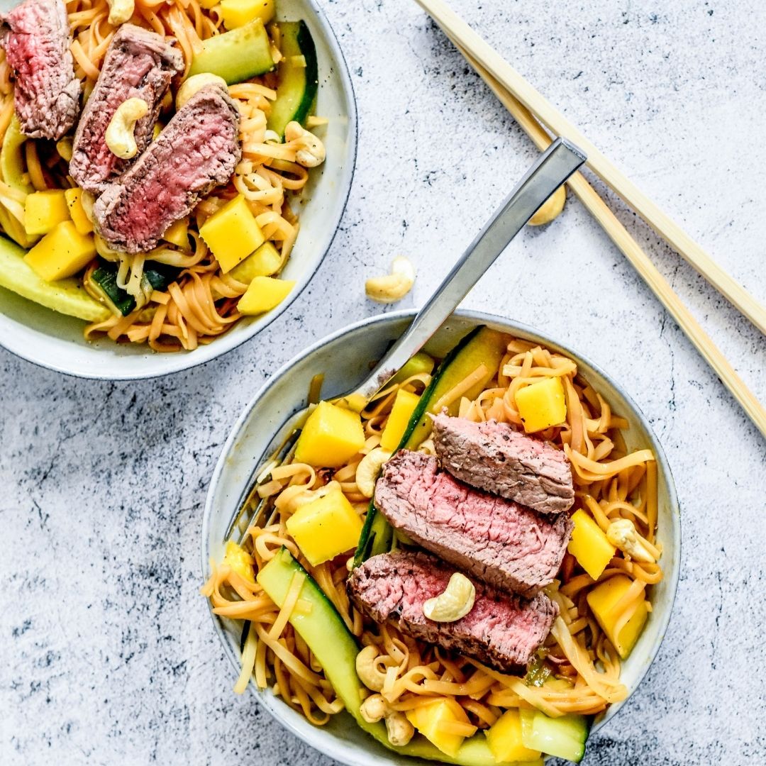 Oosterse Noedelsalade met Biefstuk & Mango