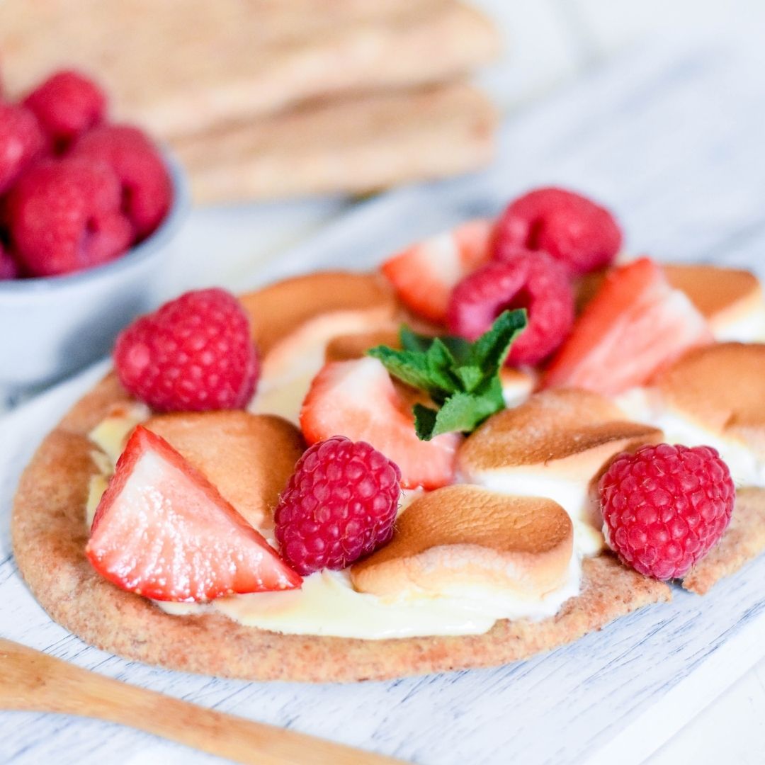 Zoete naanpizza met witte chocolade en Marshmallows